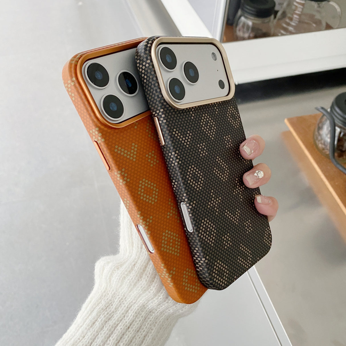 Carcasa Magentica, Vivimall, din Fibra de Carbon, pentru iPhone 16, Portocaliu - vivimall.ro
