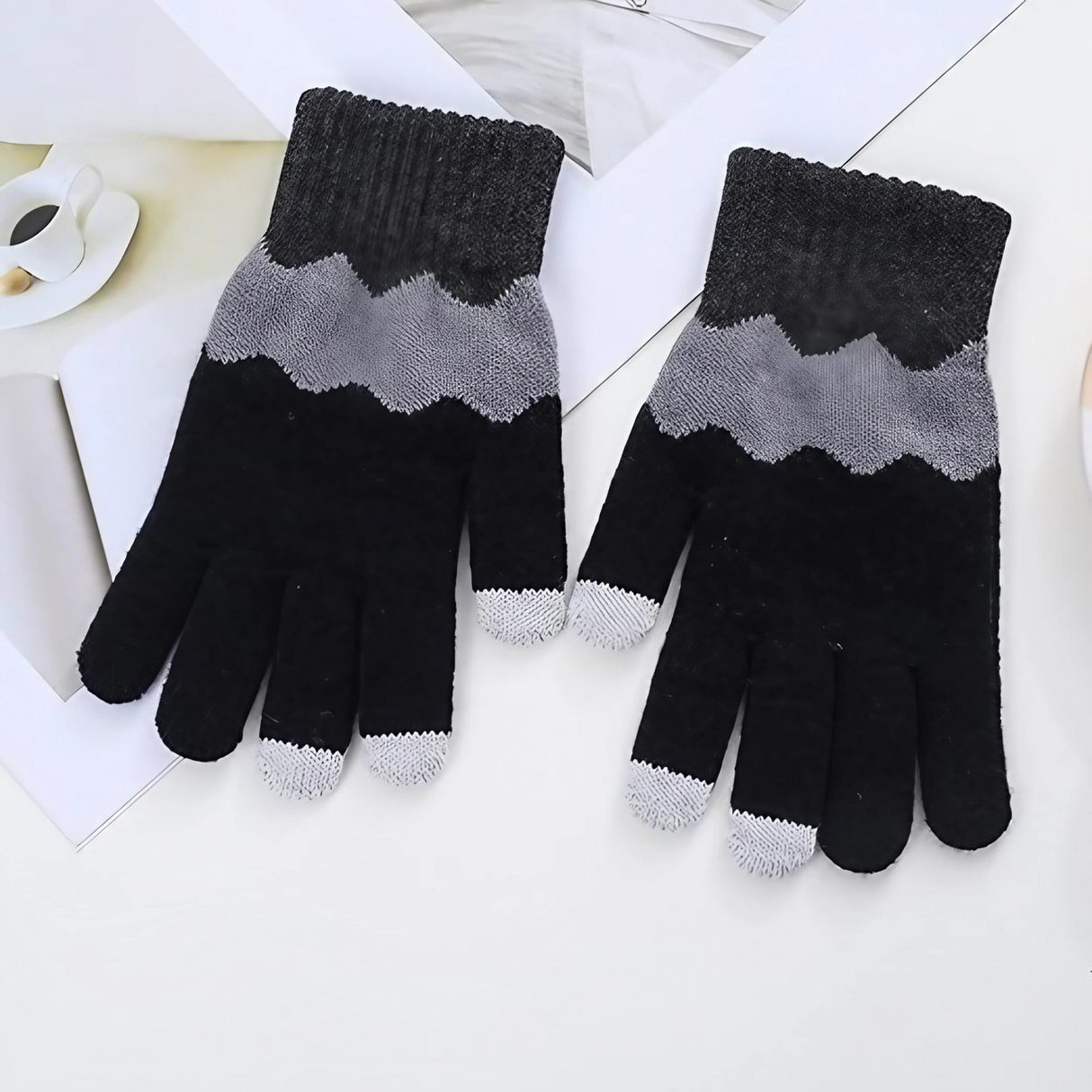 Manusi de Dama, Vivimall, Model Ondulat, Functie Touchscreen (ecran tactil), Material Acril Tricotat, Manseta Elastica, Interior Catifelat, Marime Universala, Negru/Gri - vivimall.ro