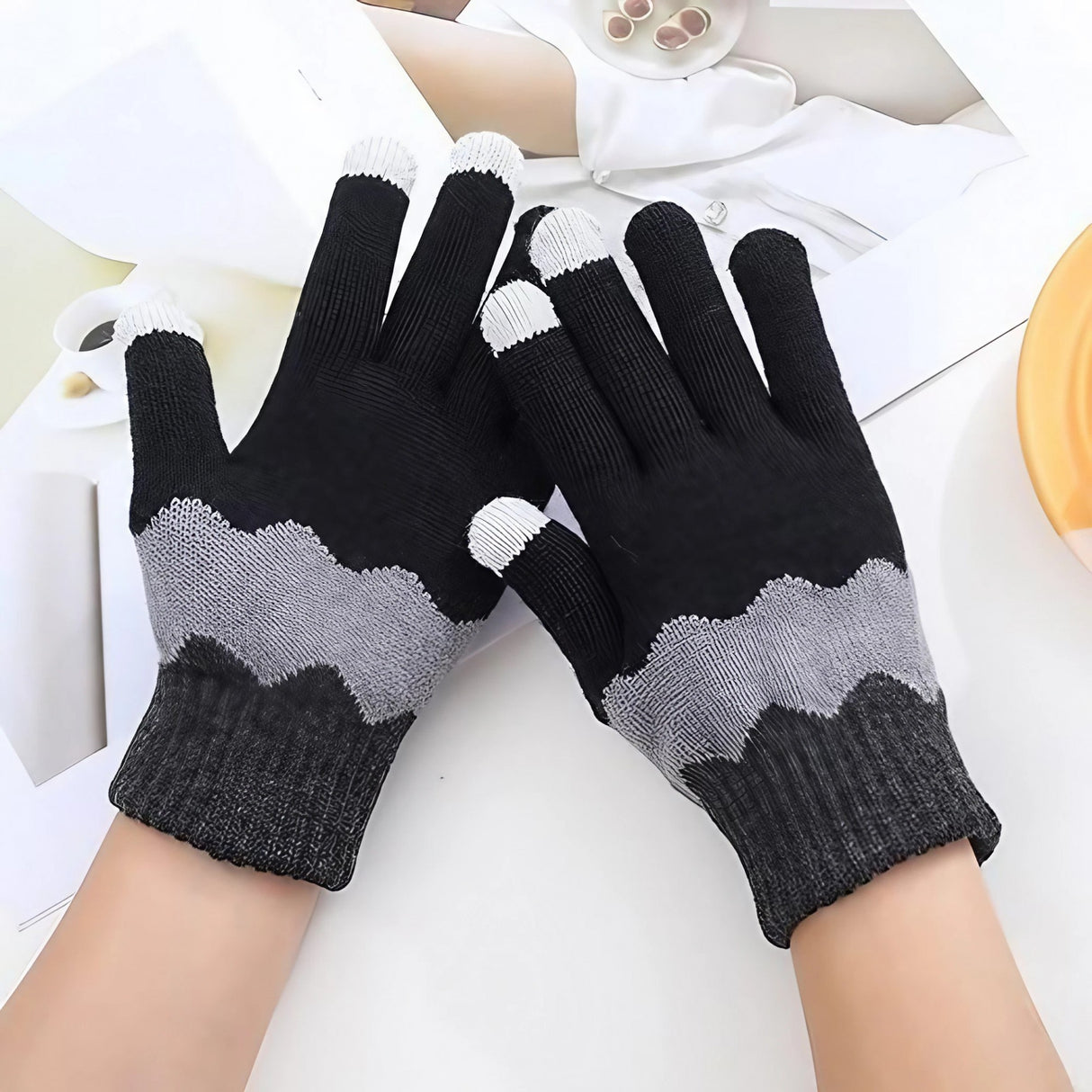 Manusi de Dama, Vivimall, Model Ondulat, Functie Touchscreen (ecran tactil), Material Acril Tricotat, Manseta Elastica, Interior Catifelat, Marime Universala, Negru/Gri - vivimall.ro