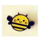 Mărțișor broșă pentru copii din metal multicolor, model 3, dimensiune 2x2 cm, ambalaj cutie carton decorativă