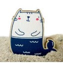 Mărțișor broșă pentru copii din metal multicolor, model 43, dimensiune 2x2 cm, ambalaj cutie carton decorativ