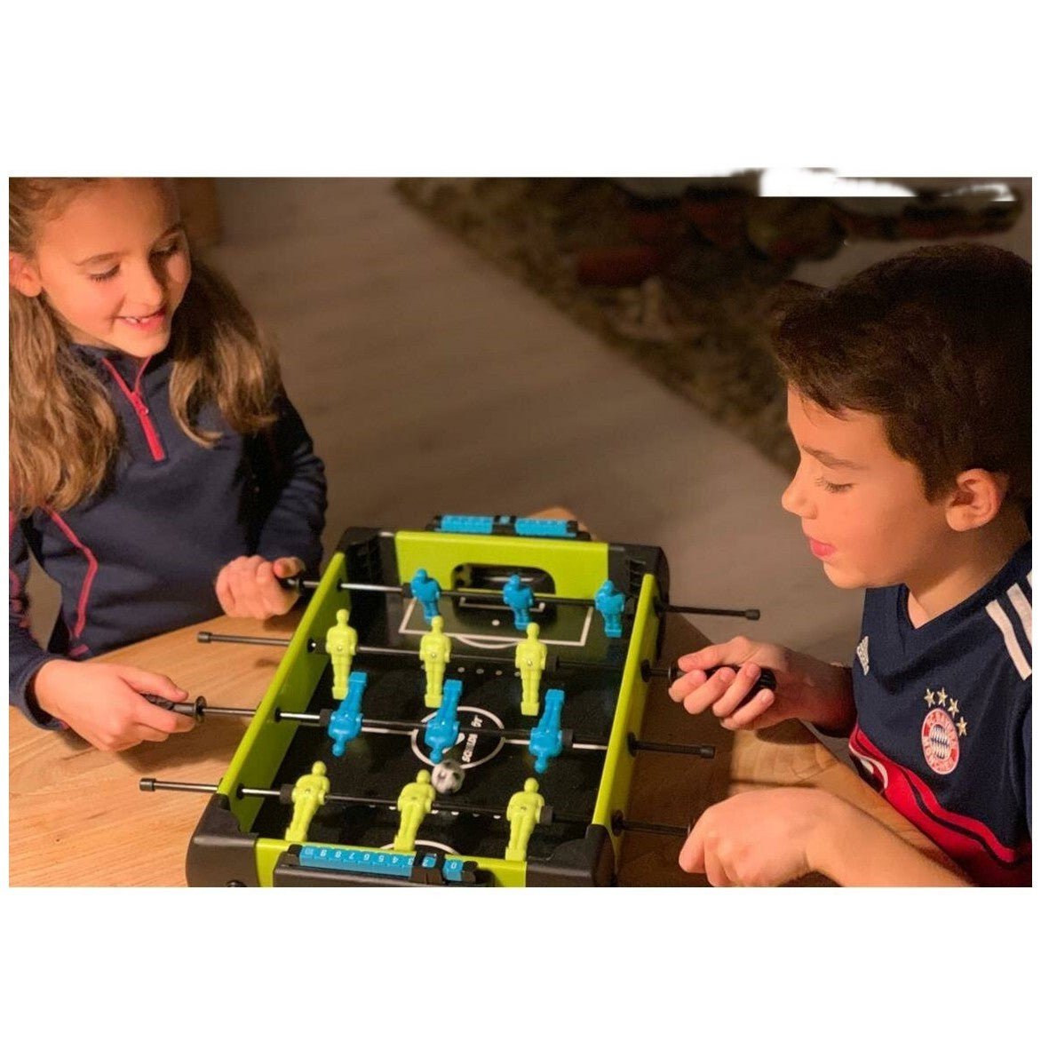 Masa de fotbal cu teren si 12 jucatori Vivimall, 4 manere, cu Tablou Scor, din Metal si ABS, 36.5 x 35.5 x 8 cm, Design Multicolor, pentru copii/adulti, verde, Resigilat - vivimall.ro