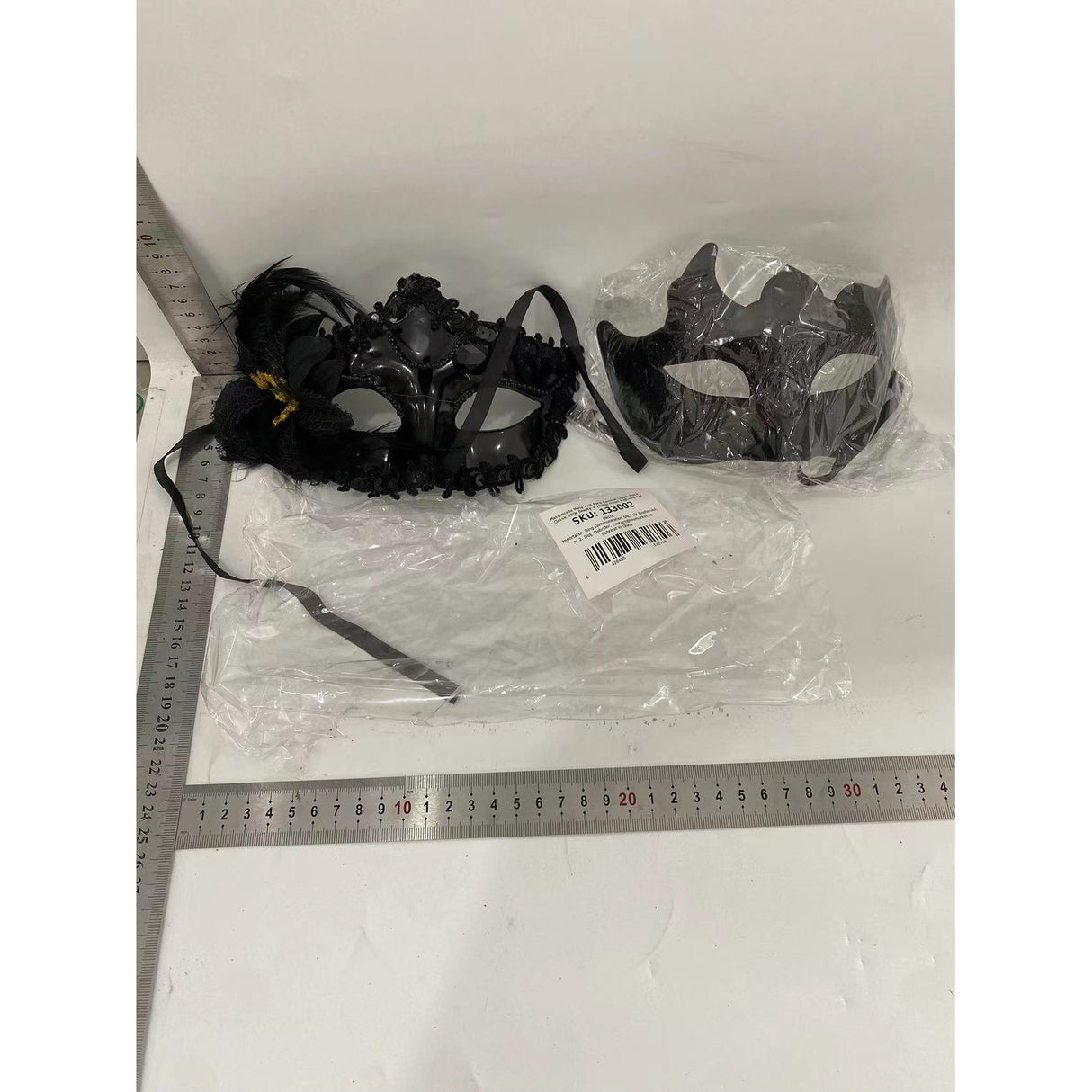 Set 2 Masti de Cuplu, Vivimall, pentru Carnaval, Bal Mascat, Marime Universala, Model Floare Laterala si Margele, Model Clasic, Negru texturat - vivimall.ro