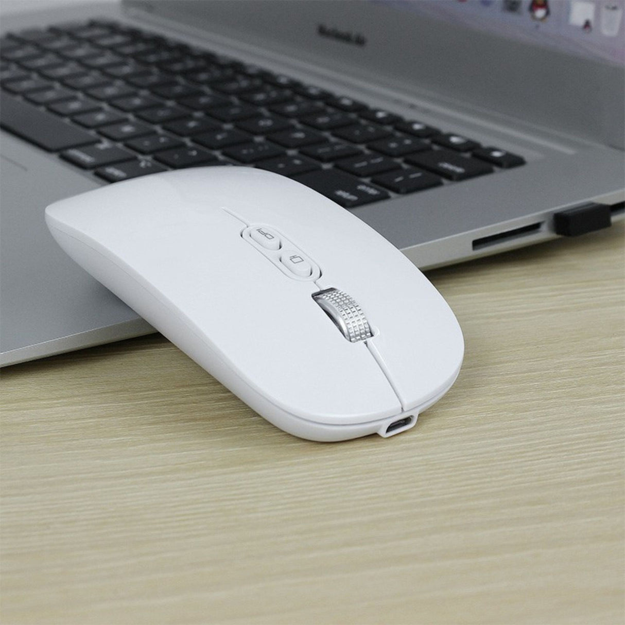 Receptor USB 2.4GHz al mouse-ului wireless Flippy M103 introdus în port laptop