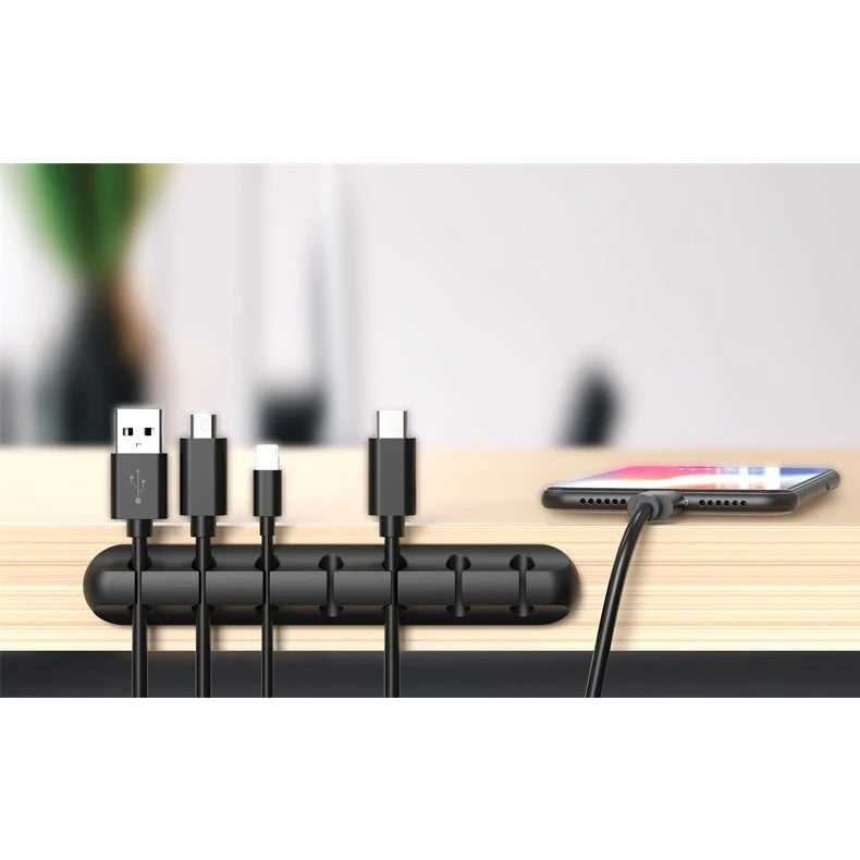 Organizator cabluri autoadeziv negru cu cabluri USB și încărcătoare introduse în suporturi