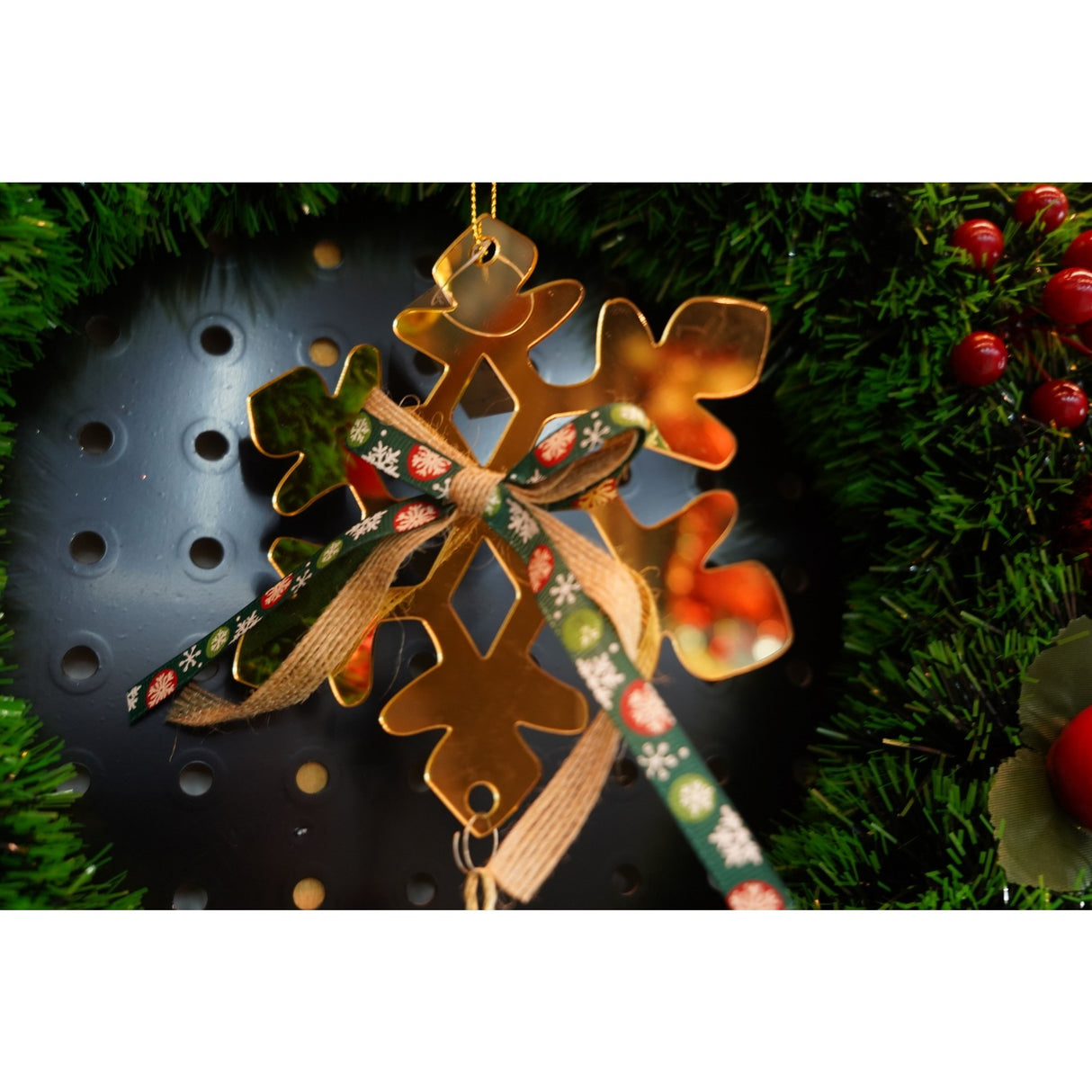 Ornament brad, Vivimall, Fulg de nea, Auriu, Lucios, 15*27CM, Acril, Interior/ Exterior - vivimall.ro