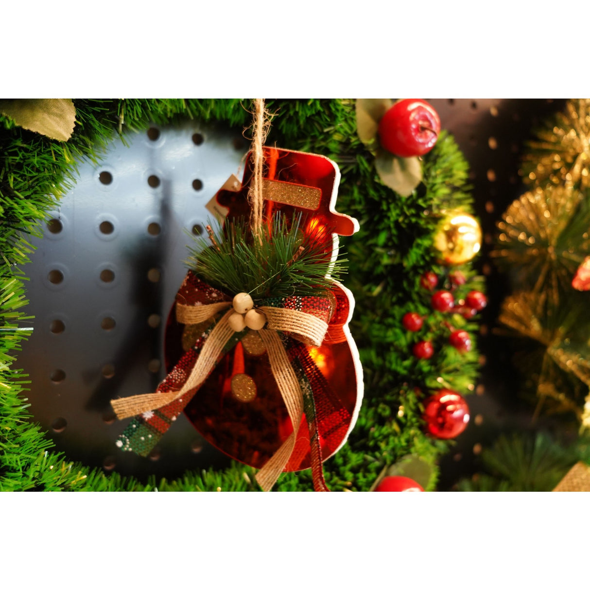 Ornament brad, Vivimall, Om de zapada, Rosu, Lucios, 14*17CM, Acril, Interior/ Exterior - vivimall.ro