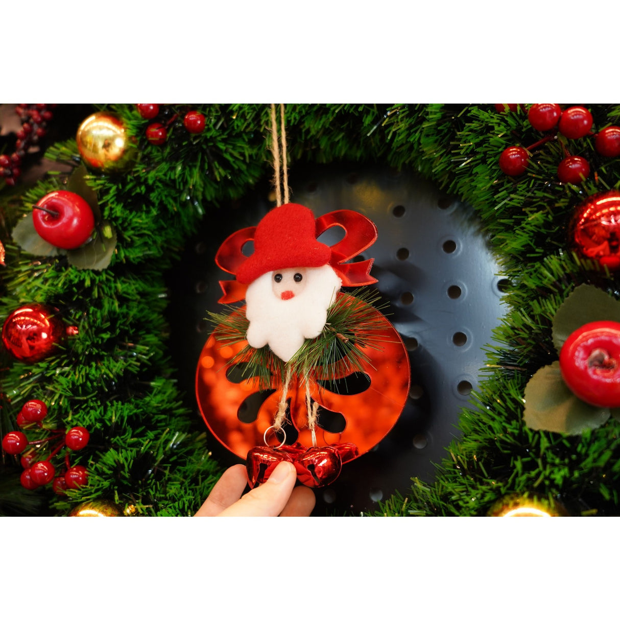 Ornament brad, Vivimall, Rotund cu clopotei, Rosu, Lucios, 15*20CM, Acril, Interior/ Exterior - vivimall.ro