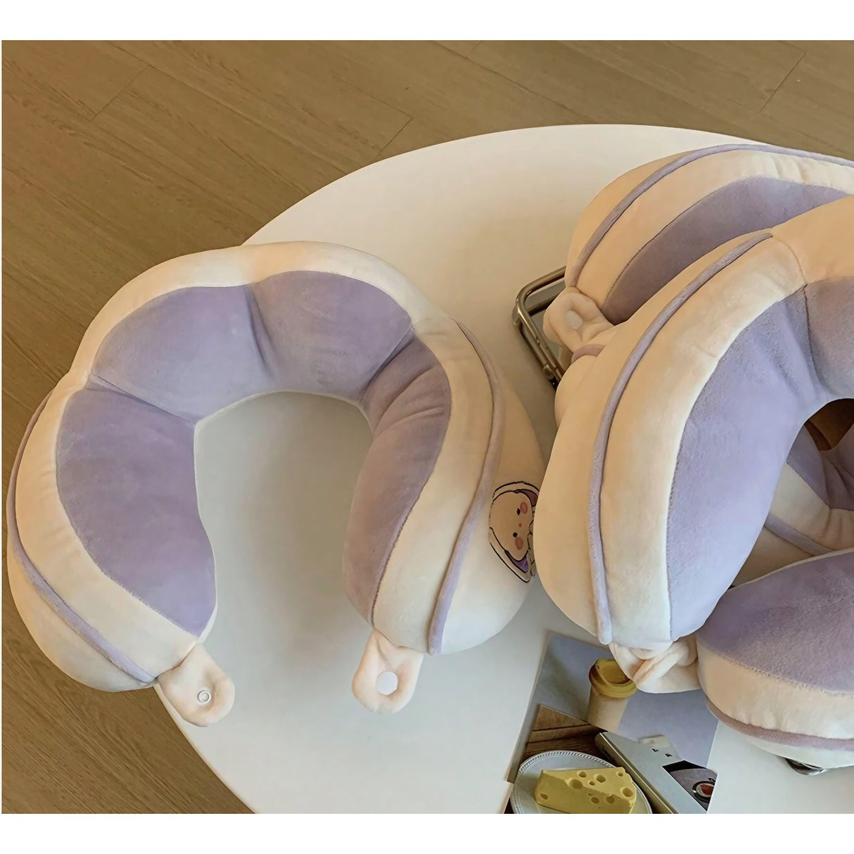 Perna de Calatorie, Vivimall, Pentru Gat si Cap, Umplutura din Bumbac, 28x28x10 cm, cu Model Brodat Iepure, Lila - vivimall.ro