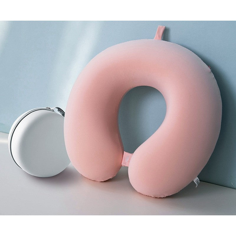 U alakú utazópárna, nyakra és fejre, memóriahabos töltet, tűzőkapcsos rögzítőrendszer, tárolódoboz