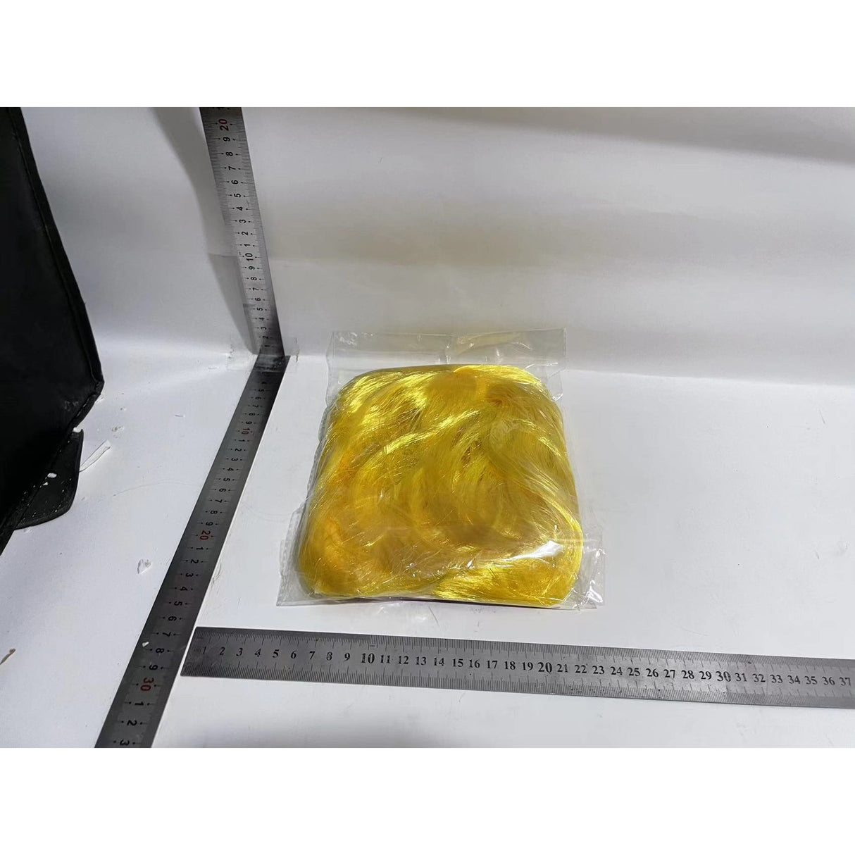 Peruca Cosplay, Vivimall, Tunsoare Bob cu Breton, pentru Carnaval, Halloween, Petreceri Tematice, din PET, Marime Universala, Galben - vivimall.ro