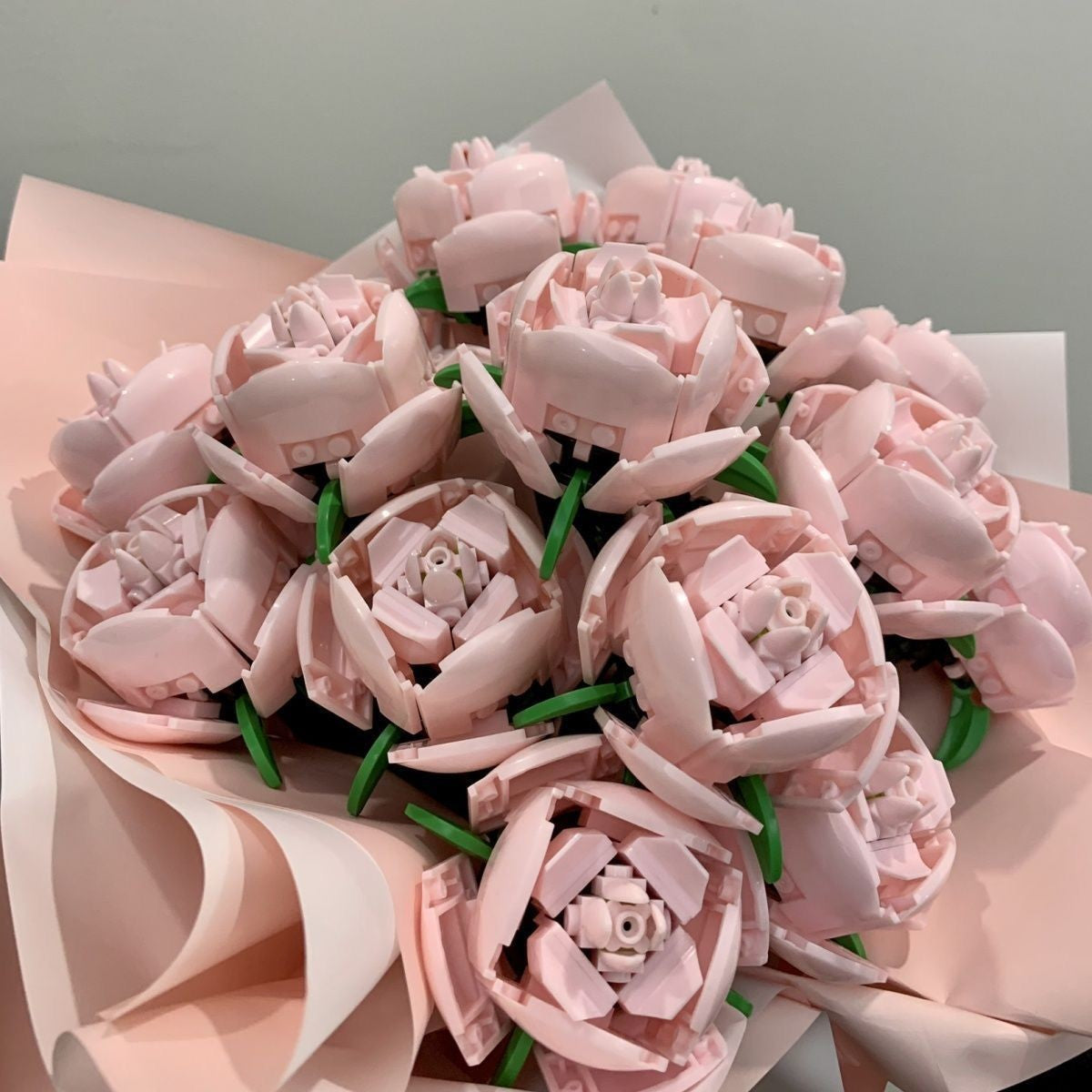 Set de Constructie Trandafiri, Vivimall, 20.5x19.5cm, Buchet de Trandafiri in Cutie Roz - vivimall.ro