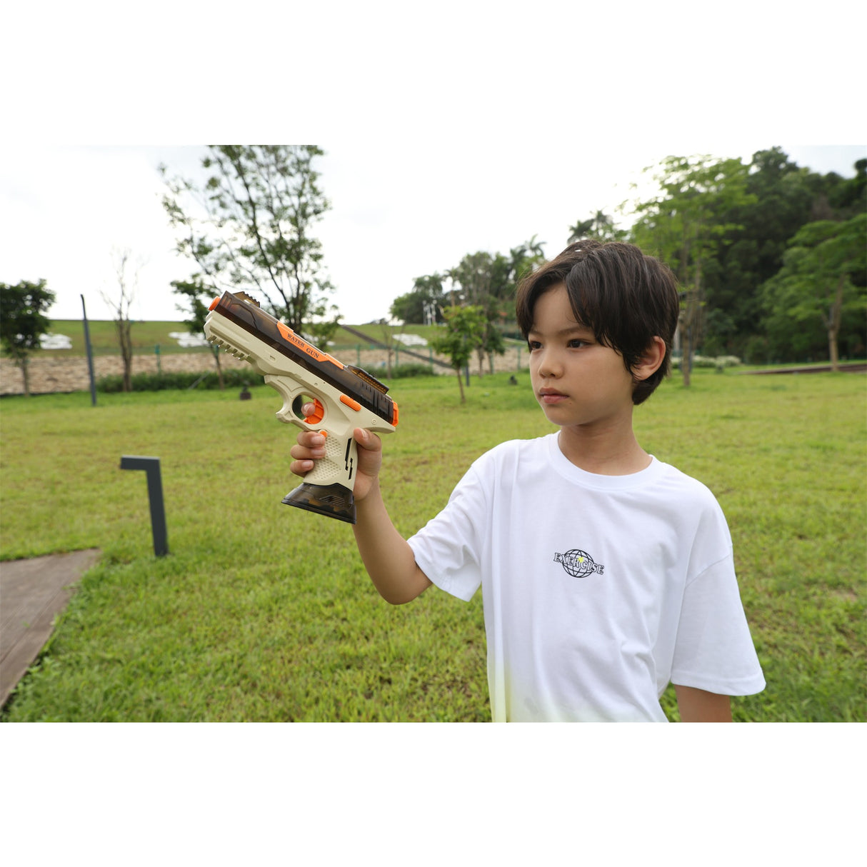 Pistol cu Apa Electric, Vivimall, 2 Rezervoare 75/350 ml, din ABS+Silicon, Baterie, Incarcare USB, Conectare la Furtun, +6 Ani, Maro - vivimall.ro