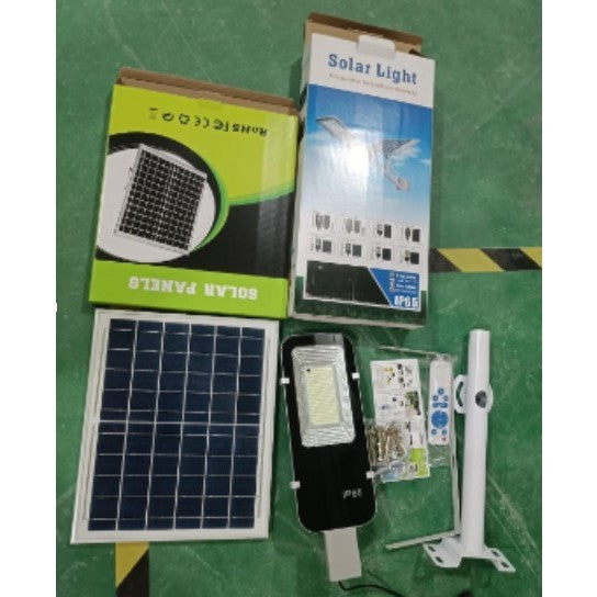 Proiector LED pentru stalp, casa, perete cu suport metalic inclus, Vivimall, 38,5 cm x 14,2 cm, Rezistent la Apa IP65, cu Panou Solar, 240 COB LED, 100 W, Senzor de lumina, Timer, cu Telecomanda, intensitate reglabila, kit montaj inclus, Lumina Rece - vivimall.ro