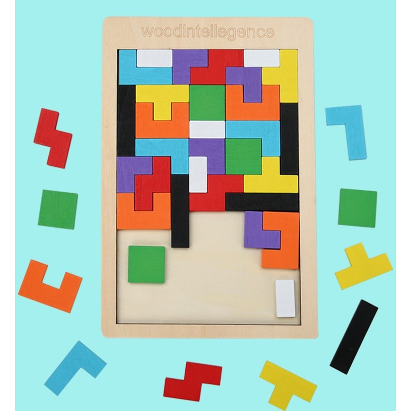 Puzzle Montessori din lemn natural cu piese tip Tetris așezate pe tablă, vedere de sus, multicolor