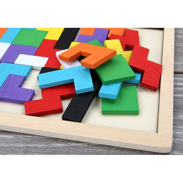Piese puzzle lemn Tetris aranjate în forme independente — robot și omuleț, activitate creativă Montessori