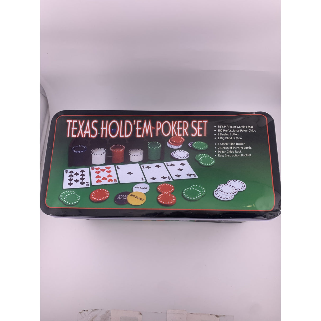 Cutie portabilă set poker Flippy deschisă, conținut complet vizibil: jetoane și pachete cărți