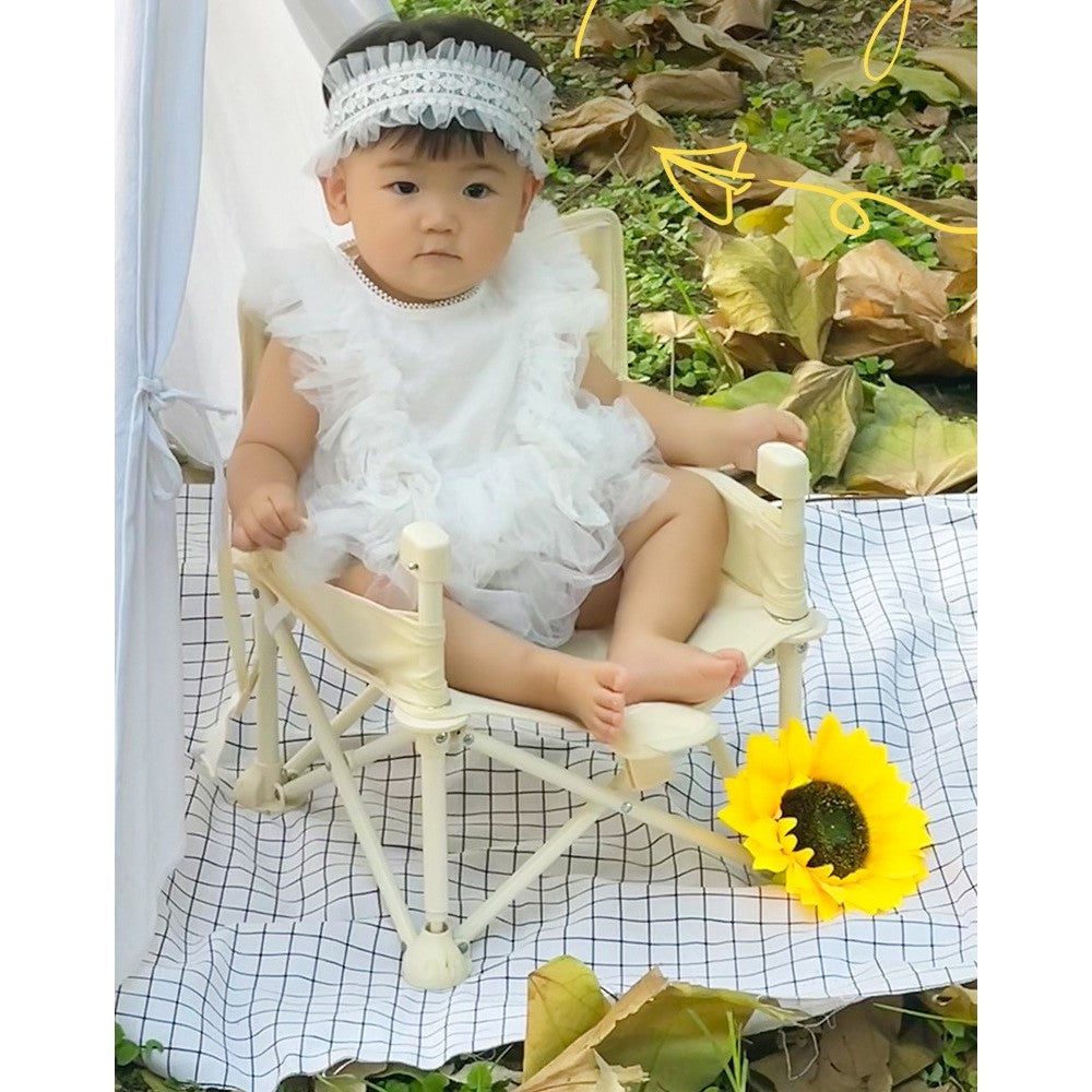 Detaliu tavită detașabilă fără BPA a scaunului de masă bebe bej, vedere de aproape