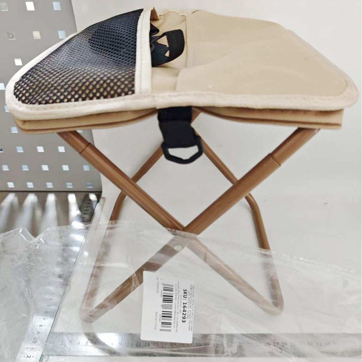 Scaun camping portabil pliabil bej, cadru metalic durabil, vedere laterală, 700g greutate