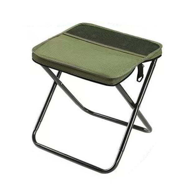 Scaun taburet pliabil verde pentru camping, vedere frontală, pânză Oxford și cadru metalic în X