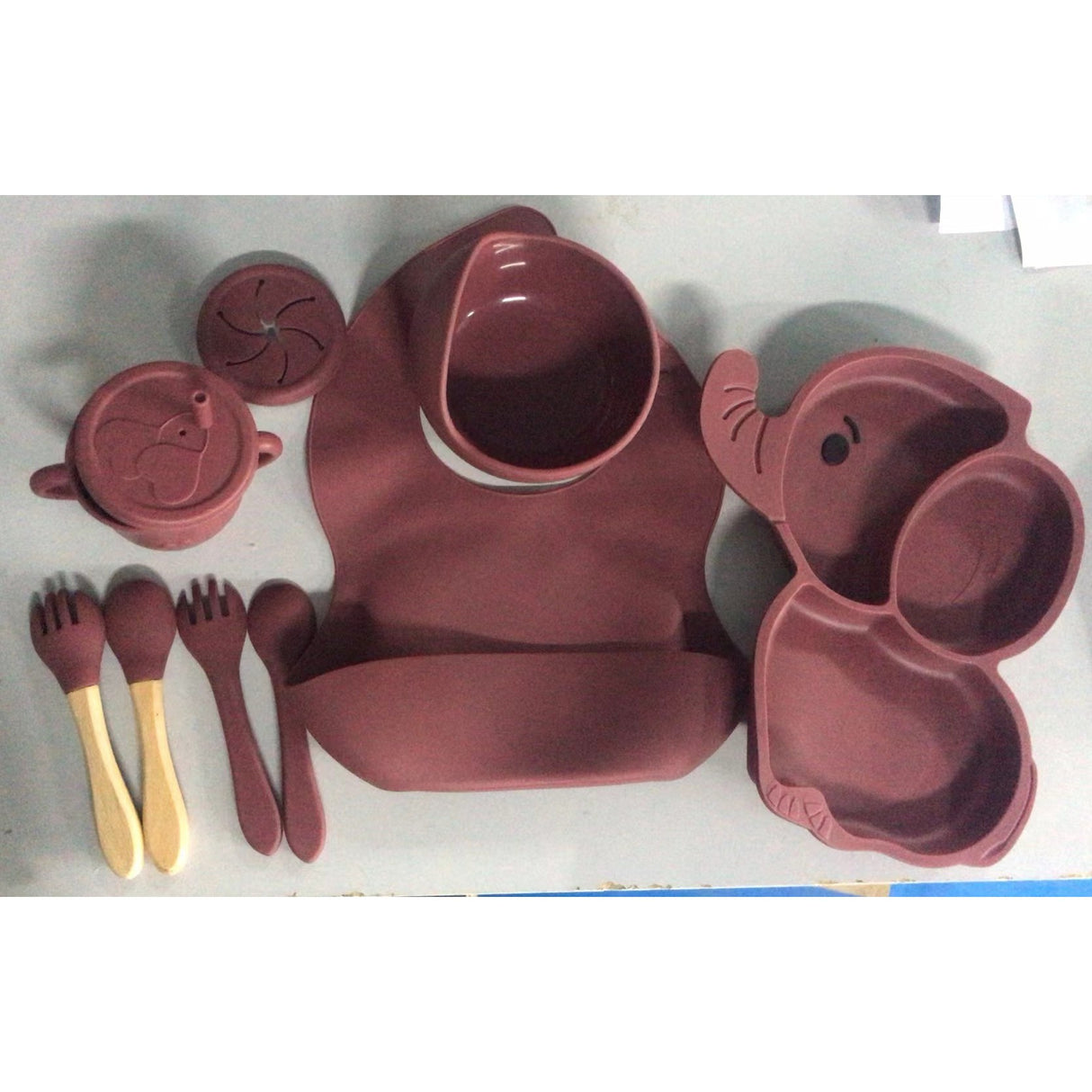 Set 10 Piese Servire Masa. Vivimall, pentru Bebelusi si Copii, din Silicon/Lemn, cu Ventuze Anti-alunecare, fara Alergeni. +6 Luni, Model Elefant, Maro - vivimall.ro