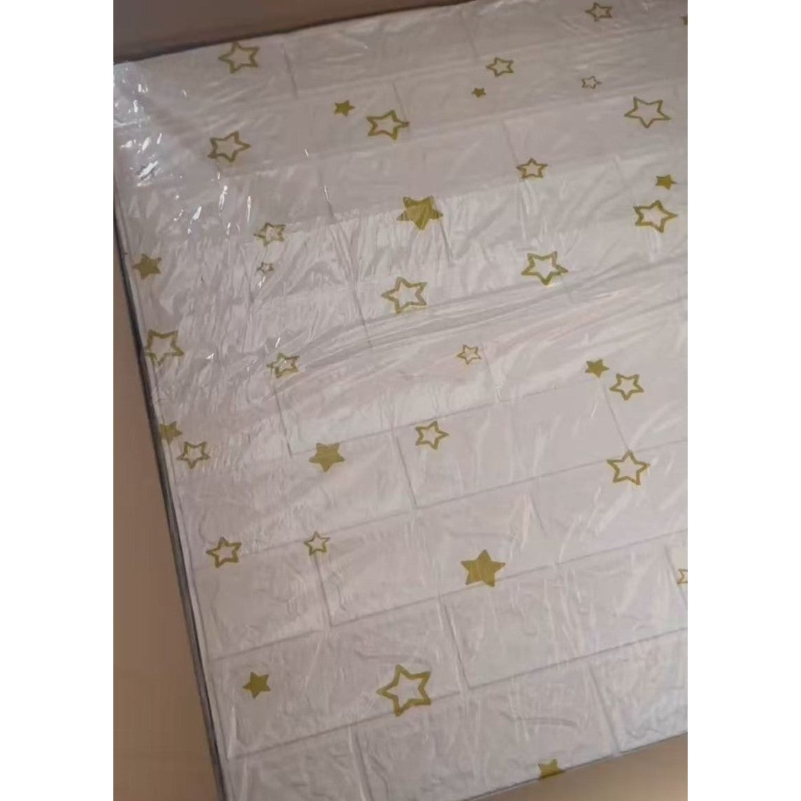 Set 10 Placi de Tapet, Vivimall, Autoadezive, 70 x 77 cm, Suprafata Acoperita 5.3 mp, din PVC, Model Stelute Aurii, Alb - vivimall.ro