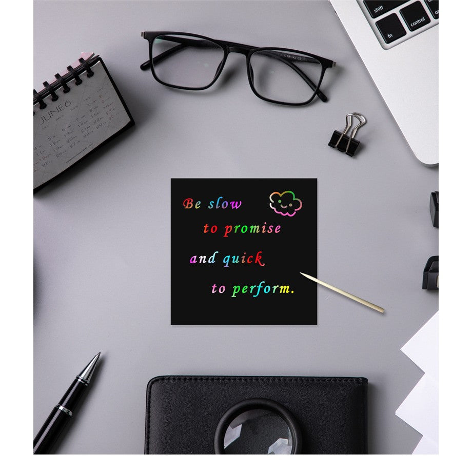 Set 100 de Planse Razuibile, Vivimall, din Hartie Curcubeu, 2 Creioane din Bambus + 2 Sabloane, +3 Ani, 8.5 x 8.5 cm, Multicolor - vivimall.ro