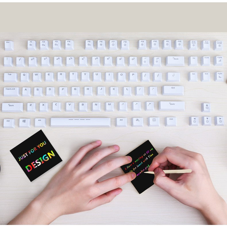 Set 100 de Planse Razuibile, Vivimall, din Hartie Curcubeu, 2 Creioane din Bambus + 2 Sabloane, +3 Ani, 8.5 x 8.5 cm, Multicolor - vivimall.ro