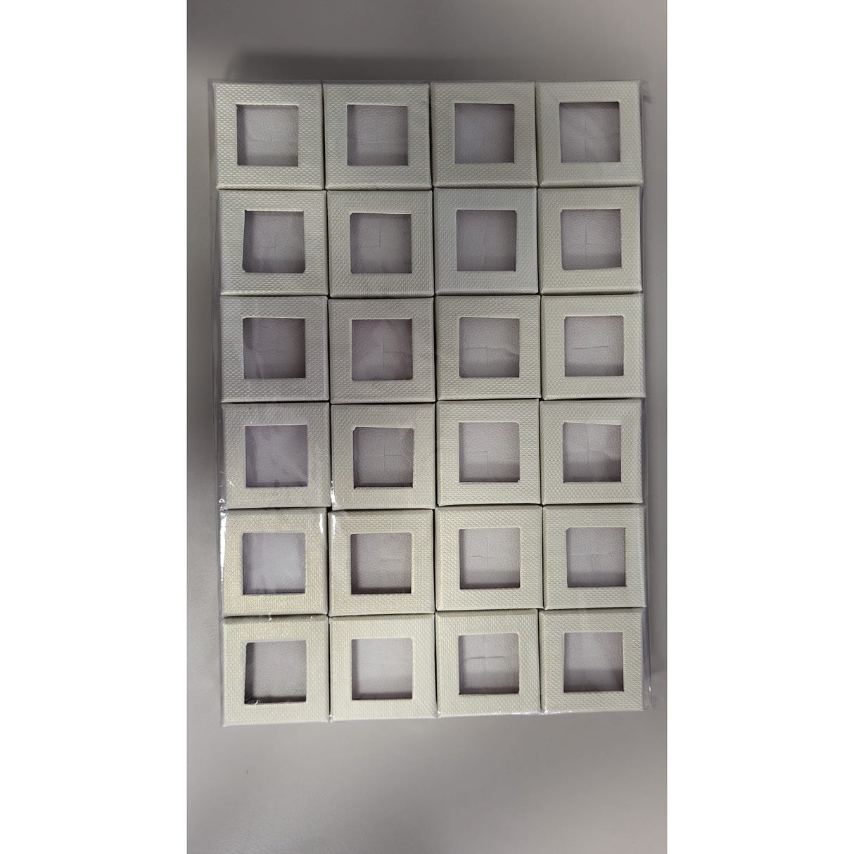 Set 24 Cutii pentru Martisor/Brosa Model 1 , Crem cu Rosu 4.5 x 4.5 cm - vivimall.ro