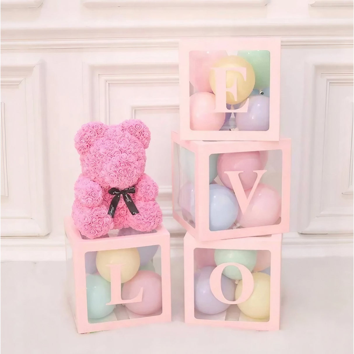 Set 4 Cutii pentru Baloane, Vivimall, Model Scris Love, Tematica Iubire, Cuburi Decorative din Plastic, Accesorii pentru Petrecere, 30 x30 cm, Transparente Contur Roz - vivimall.ro