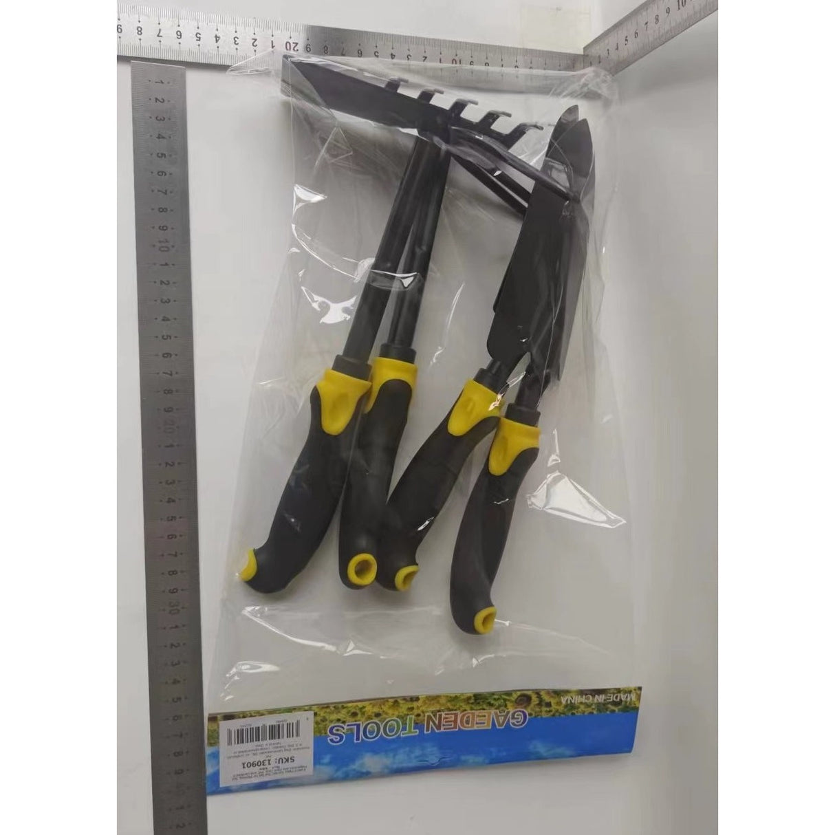 Set 4 Unelte de Gradina Vivimall, pentru Plantare, Prelucrare Sol si Ingrijire Plante, Material PVC Carbon, Grebla, Sapaliga cu Cap Dublu, Lopata Mica, Lopata Lata, 43 x 11 cm, Negru/Galben - vivimall.ro