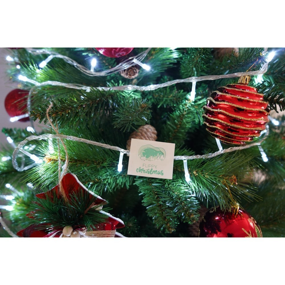 Set brad artificial de Craciun si elemente decorative, Decorat cu conuri de pin, pentru interior/exterior, inaltime 210 cm, diametru 114 cm, 1057 ramuri, Flippy, verde, suport metalic inclus - vivimall.ro