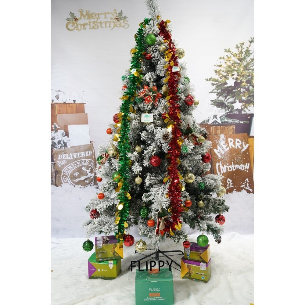 Set brad artificial de Craciun si elemente decorative, nins, decorat cu conuri pin, pentru interior/exterior, inaltime 210 cm, diametru 131 cm, 630 ramuri, Flippy, alb/verde, suport metalic inclus - vivimall.ro