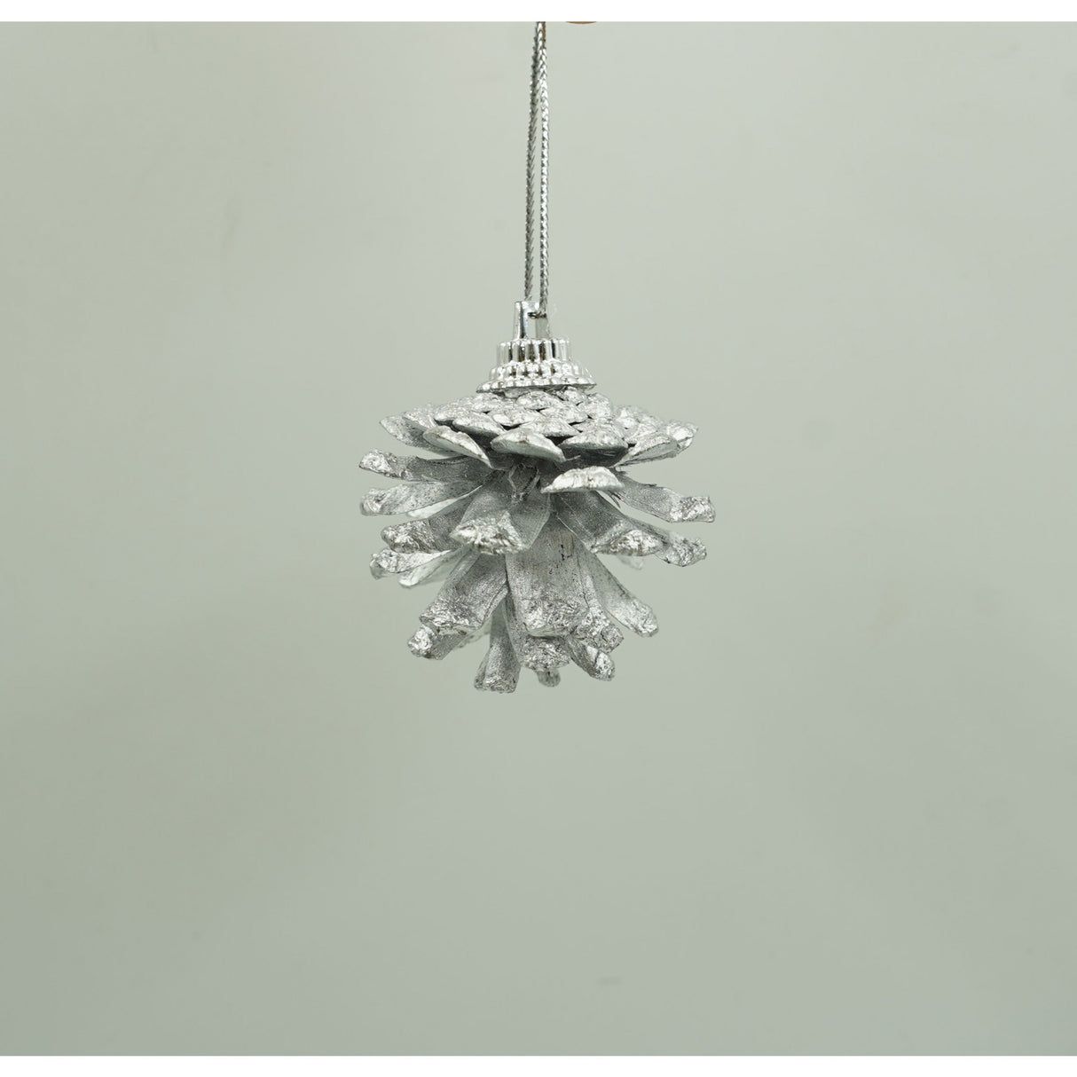 Set de 12 ornamente de brad, Vivimall, de tip Glob, Alb/ Argintiu, din polistiren, cu finisaj sclipitor , cutie 4 cm adancime x 20 cm inaltime x 12 cm lungime) - vivimall.ro