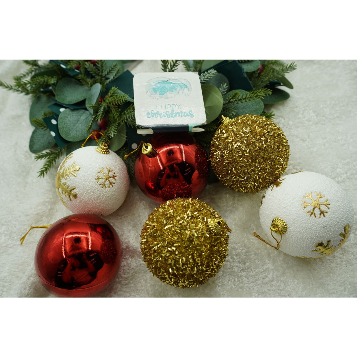 Set de 12 ornamente de brad, Vivimall, de tip Glob, Alb/ Rosu, din polistiren, cu finisaj sclipitor , cutie 8 cm adancime x 32 cm lungime x 24 cm inaltime - vivimall.ro