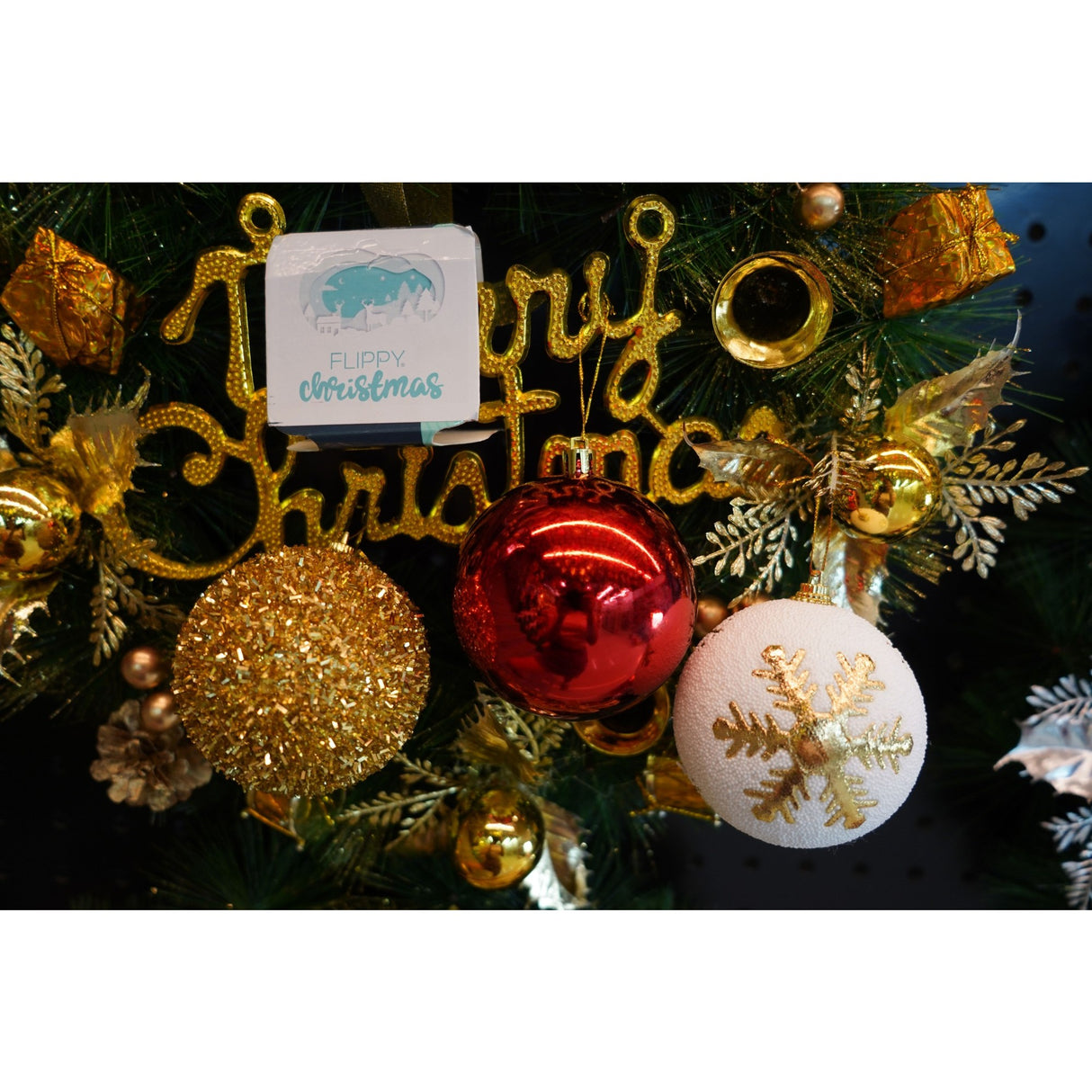 Set de 12 ornamente de brad, Vivimall, de tip Glob, Alb/ Rosu, din polistiren, cu finisaj sclipitor , cutie 8 cm adancime x 32 cm lungime x 24 cm inaltime - vivimall.ro