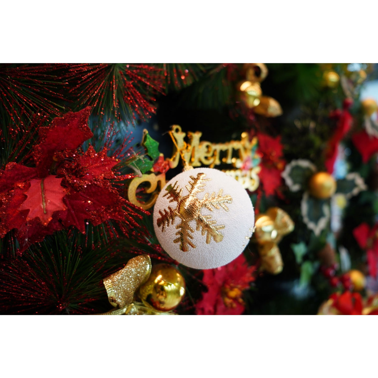 Set de 12 ornamente de brad, Vivimall, de tip Glob, Alb/ Rosu, din polistiren, cu finisaj sclipitor , cutie 8 cm adancime x 32 cm lungime x 24 cm inaltime - vivimall.ro