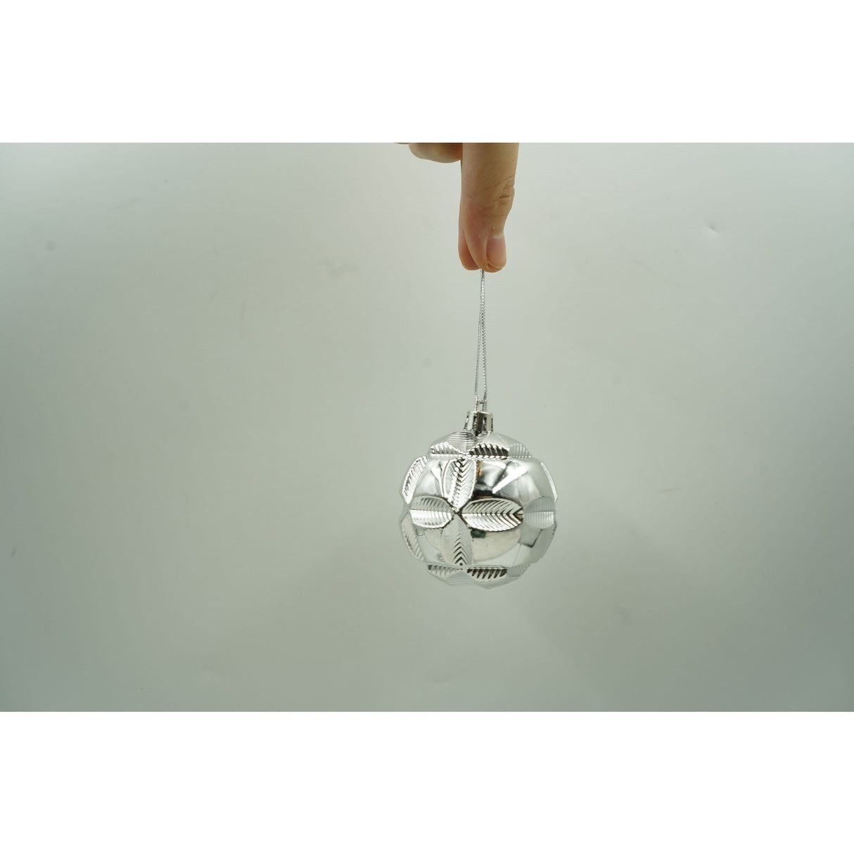 Set de 12 ornamente de brad, Vivimall, de tip Glob, Argintiu, din plastic, cu finisaj sclipitor , cutie 6 cm adancime x 30 cm inaltime x 18 cm lungime) - vivimall.ro