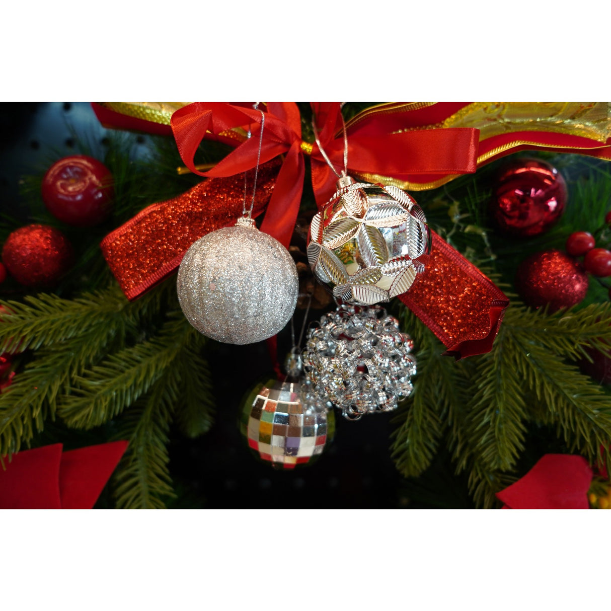 Set de 12 ornamente de brad, Vivimall, de tip Glob, Argintiu, din plastic, cu finisaj sclipitor , cutie 6 cm adancime x 30 cm inaltime x 18 cm lungime) - vivimall.ro