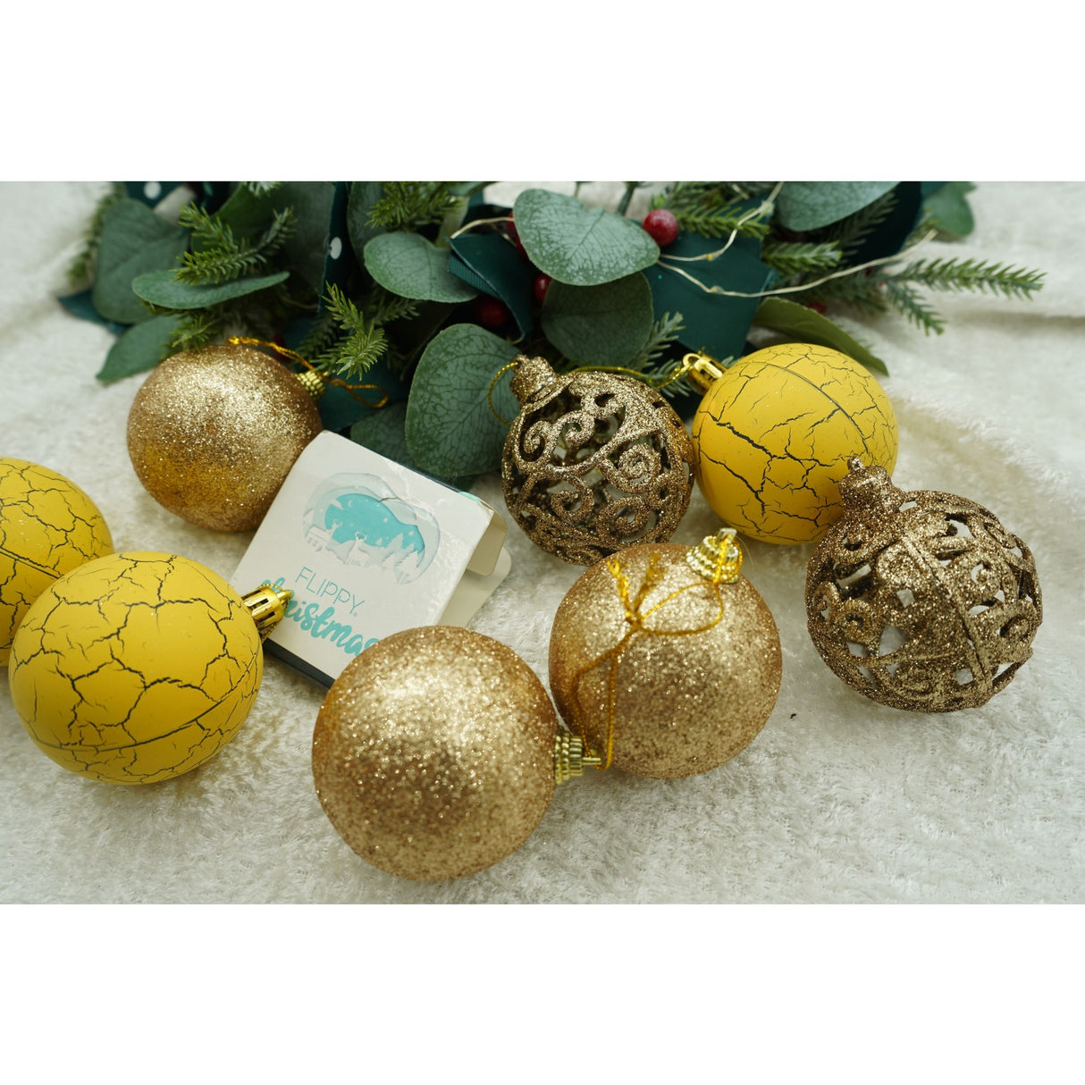 Set de 12 ornamente de brad, Vivimall, de tip Glob, Auriu/ Galben, din plastic, cu finisaj sclipitor , cutie 6 cm adancime x 30 cm inaltime x 18 cm lungime) - vivimall.ro