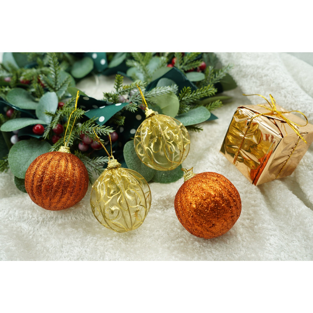 Set de 12 ornamente de brad, Vivimall, de tip Glob, Cupru/ Auriu, din polistiren, cu finisaj sclipitor , cutie 6 cm adancime x 23 cm lungime x 18 cm inaltime - vivimall.ro