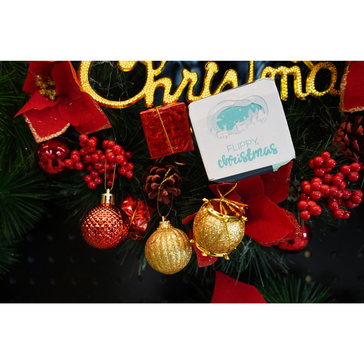 Set de 12 ornamente de brad, Vivimall, de tip Glob, Rosu/ Auriu, din polistiren, cu finisaj sclipitor , cutie 4 cm adancime x 20 cm inaltime x 12 cm lungime) - vivimall.ro