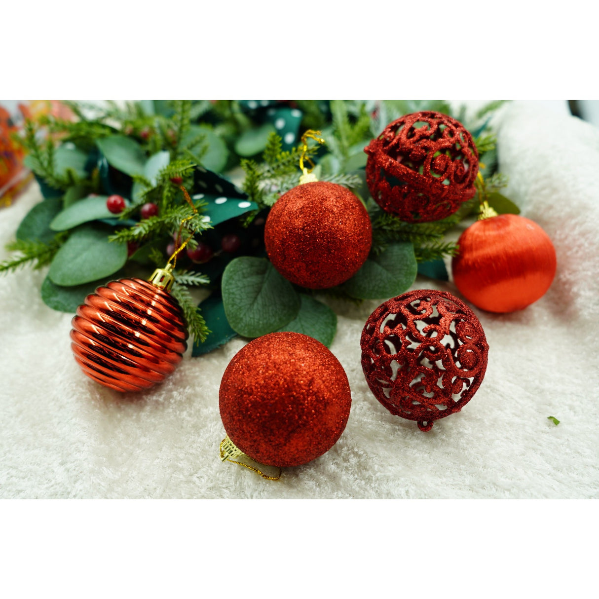 Set de 12 ornamente de brad, Vivimall, de tip Glob, Rosu, din polistiren, cu finisaj sclipitor , cutie 6 cm adancime x 23 cm lungime x 18 cm inaltime - vivimall.ro