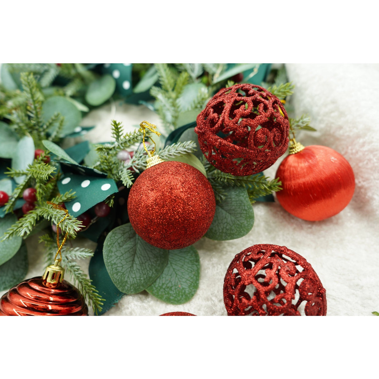 Set de 12 ornamente de brad, Vivimall, de tip Glob, Rosu, din polistiren, cu finisaj sclipitor , cutie 6 cm adancime x 23 cm lungime x 18 cm inaltime - vivimall.ro