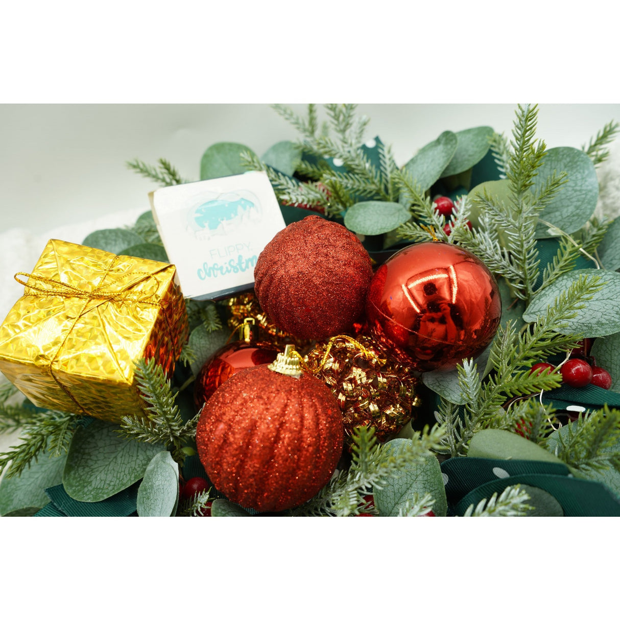 Set de 20 ornamente de brad, Vivimall, de tip Glob, Rosu/ Auriu, din polistiren, cu finisaj sclipitor , cutie 6 cm adancime x 29 cm lungime x 24 cm inaltime - vivimall.ro