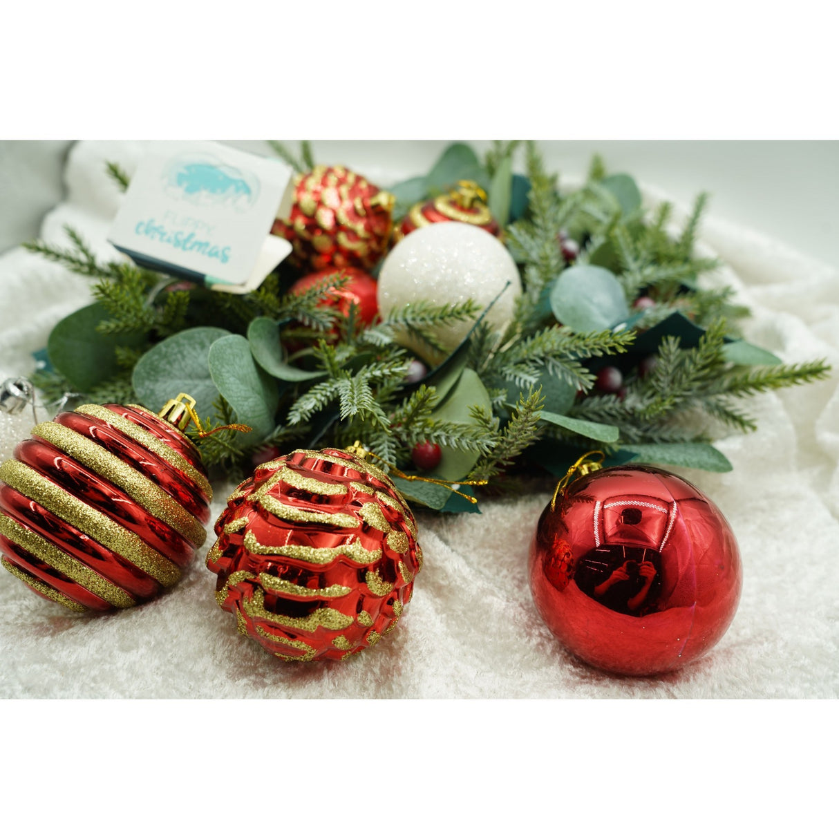 Set de 24 ornamente de brad, Vivimall, de tip Glob, Alb/ Rosu, cu ø de 7 cm, din plastic, cu finisaj sclipitor , cutie 16 cm lungime x 36 cm inaltime x 16 cm adancime, Resigilat - vivimall.ro