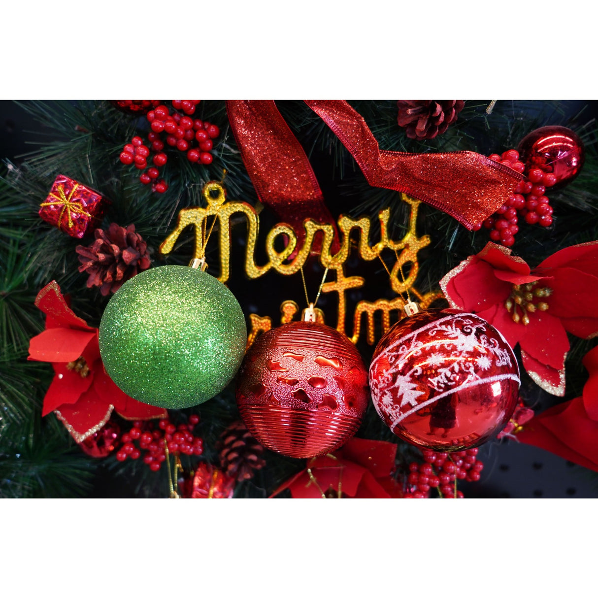 Set de 24 ornamente de brad, Vivimall, de tip Glob, Multicolor, cu ø de 8 cm, din plastic, cu finisaj sclipitor , cutie 19 cm lungime x 42 cm inaltime x 19 cm adancime - vivimall.ro