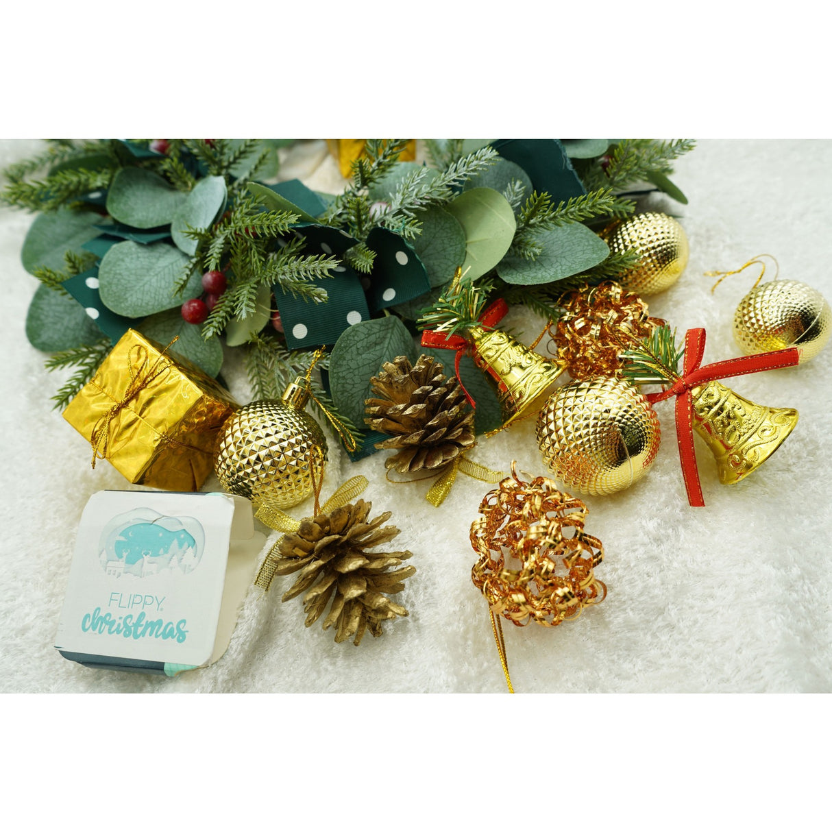 Set de 24 ornamente de brad, Vivimall, de tip Glob, Multicolor, din polistiren, cu finisaj sclipitor , cutie 5 cm adancime x 29 cm lungime x 19 cm inaltime - vivimall.ro