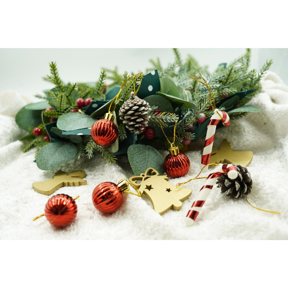 Set de 24 ornamente de brad, Vivimall, de tip Glob, Multicolor, din polistiren, cu finisaj sclipitor , cutie 3 cm adancime x 20 cm lungime x 14 cm inaltime - vivimall.ro