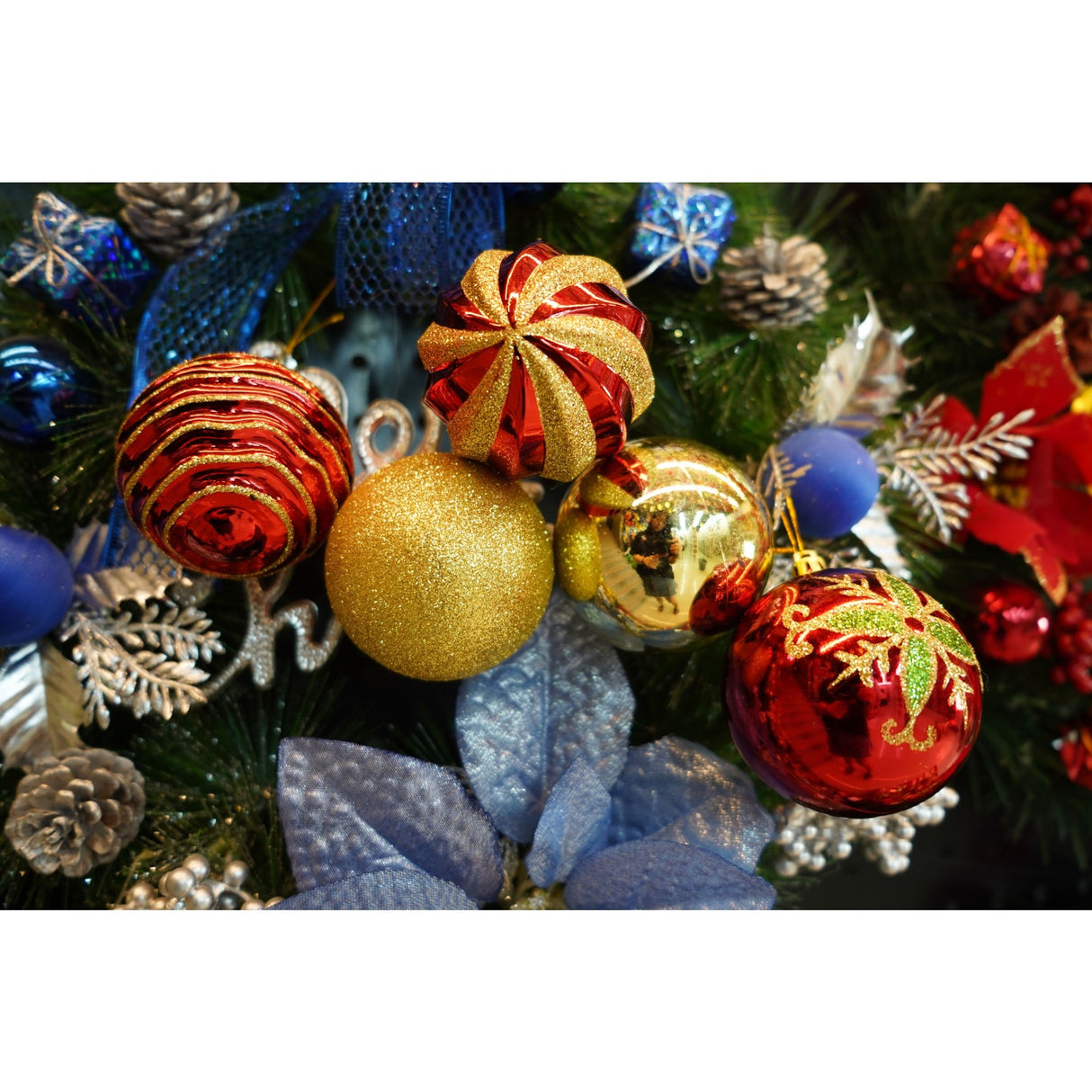 Set de 24 ornamente de brad, Flippy, de tip Glob, Rosu/ Auriu, cu ø de 7 cm, din plastic, cu finisaj sclipitor , cutie 16 cm lungime x 36 cm inaltime x 16 cm adancime - vivimall.ro